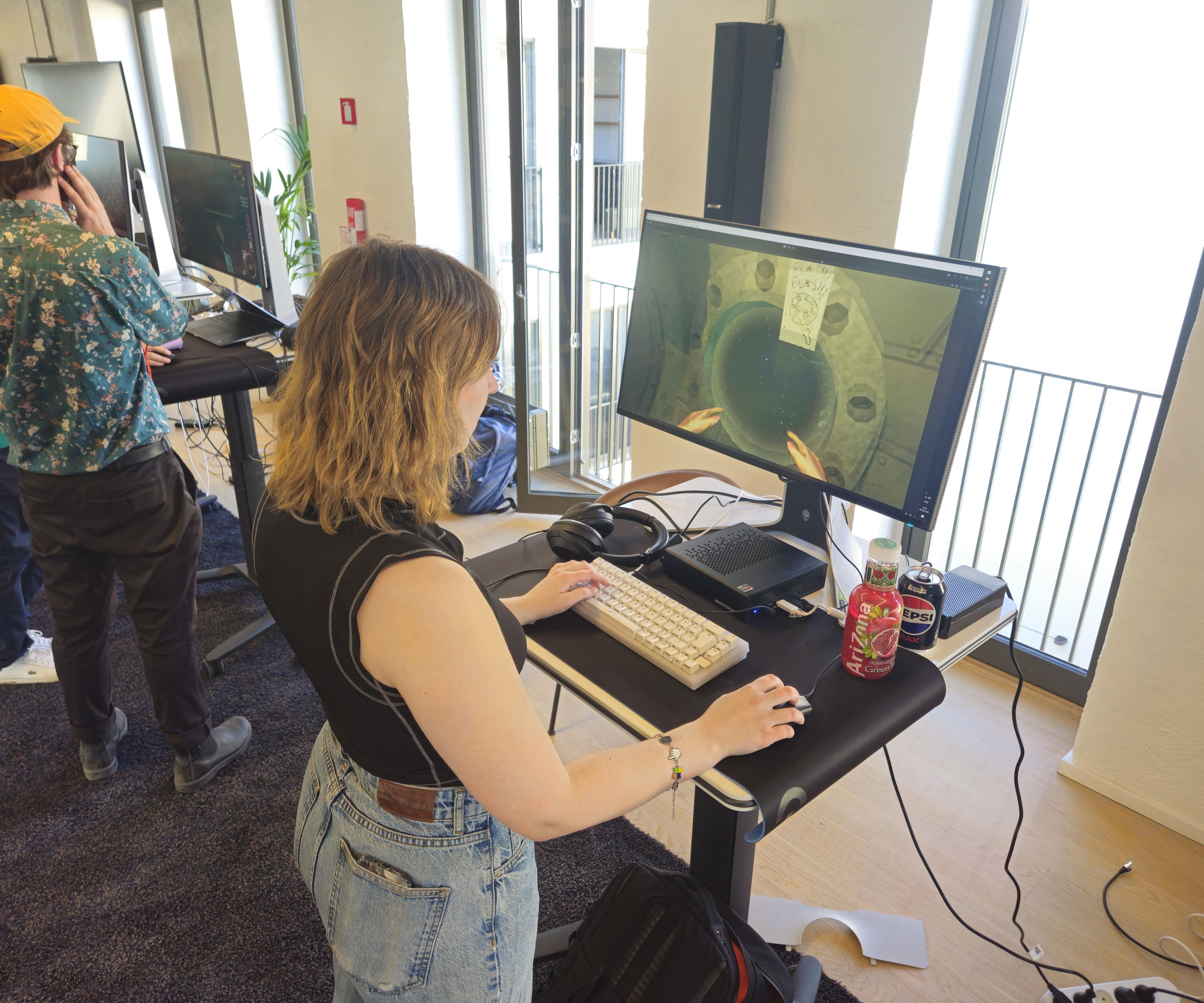 A player looking out the window of a submarine as Daniel in the game Hell Dive.